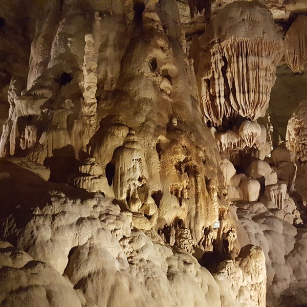 Foto tirada no(a) Natural Bridge Caverns por Lina V. em 3/10/2018