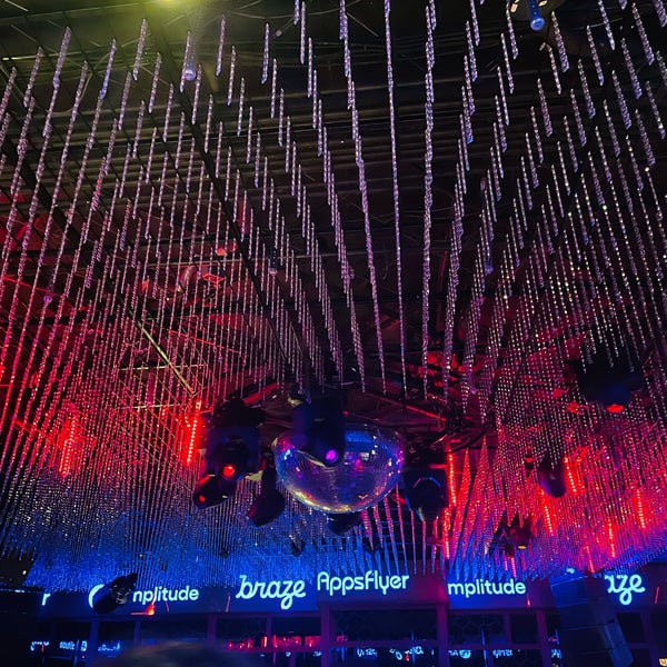 6/8/2022 tarihinde Pat H.ziyaretçi tarafından Hakkasan Nightclub'de çekilen fotoğraf