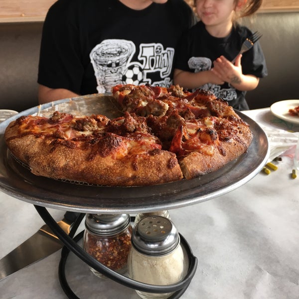 4/24/2016 tarihinde Kayleigh M.ziyaretçi tarafından Sugar River Pizza'de çekilen fotoğraf