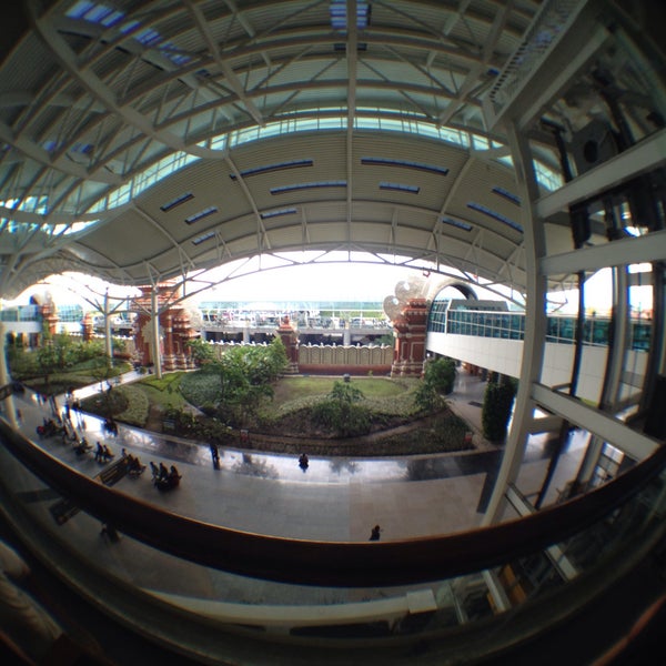 Foto tirada no(a) Ngurah Rai International Airport (DPS) por Yana G. em 4/22/2015