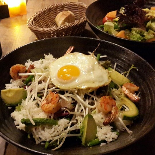 Foto tirada no(a) Aberdeen Street Organic Restaurant por Rei H. em 2/13/2015