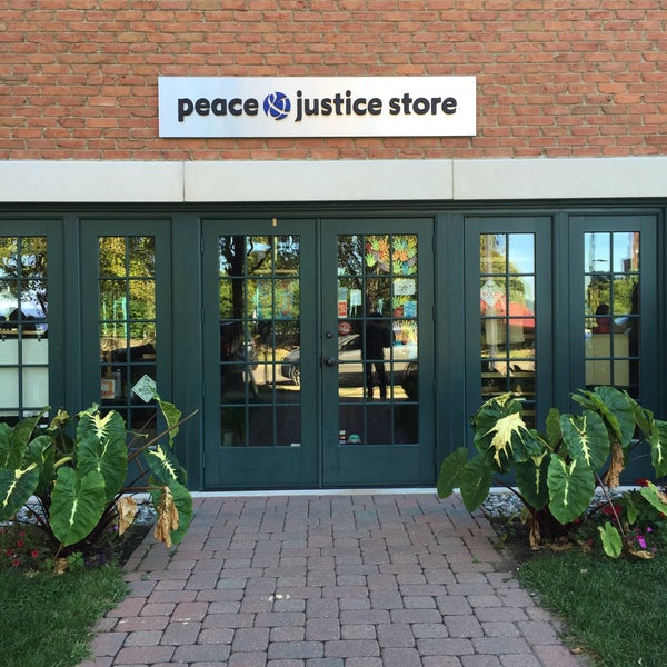 Foto tirada no(a) Peace &amp; Justice Store por Ken S. em 9/12/2016