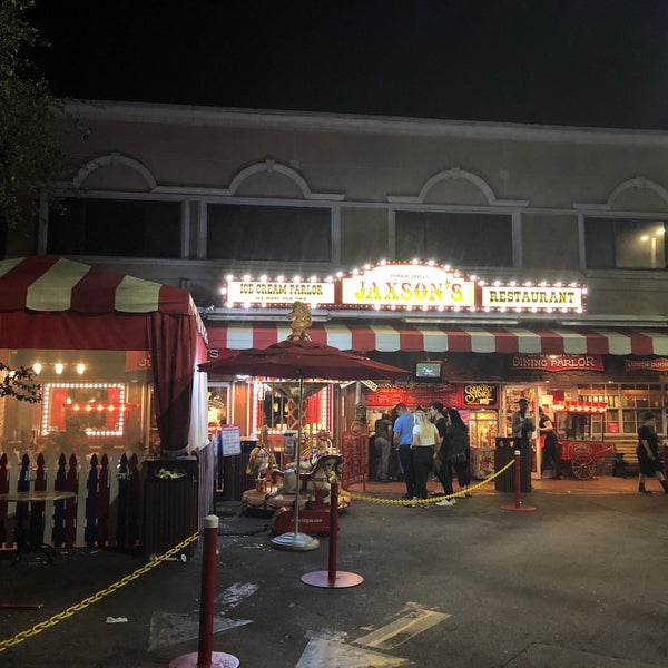 Foto diambil di Jaxson&#39;s Ice Cream Parlour, Restaurant &amp; Country Store oleh Ken S. pada 1/5/2019