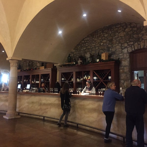 Снимок сделан в Sebastiani Vineyards &amp; Winery пользователем Sandy L. 12/31/2016