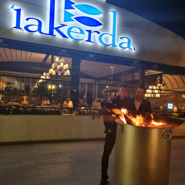 Photo prise au Lakerda Balık Restaurant par Ediz E. le12/2/2021