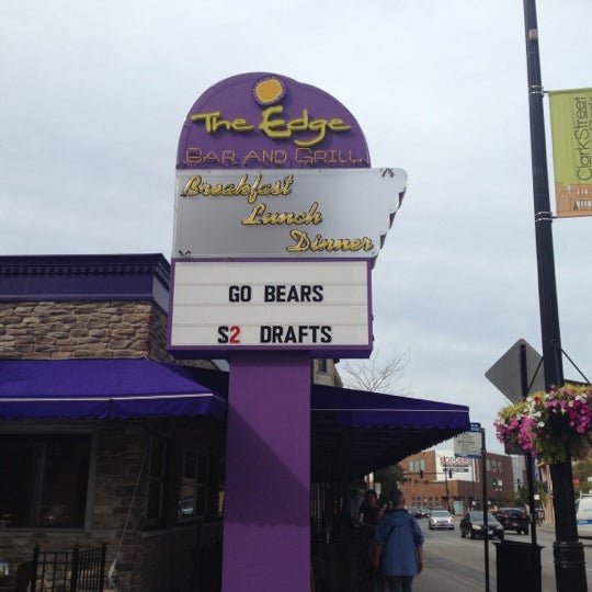 Photo prise au The Edge Bar &amp; Grill par Crashing E. le10/1/2012