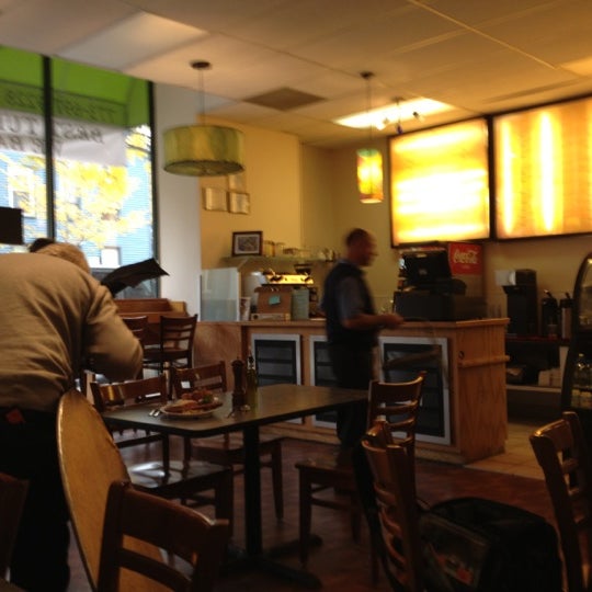 10/19/2012 tarihinde Crashing E.ziyaretçi tarafından Zizi&#39;s Cafe'de çekilen fotoğraf