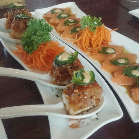Foto scattata a Galanga Thai Kitchen &amp; Sushi Bar da kumi m. il 3/24/2017