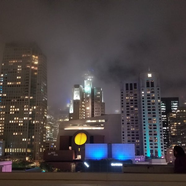 Das Foto wurde bei City View at Metreon von kumi m. am 11/7/2019 aufgenommen