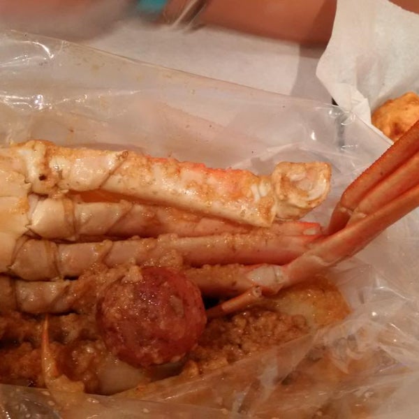 Foto diambil di The Boiler Shrimp &amp; Crawfish oleh Ed L. pada 8/15/2015
