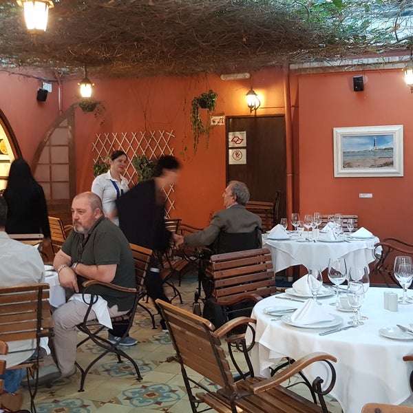 Foto diambil di Restaurante El Tranvía oleh Heman M. pada 3/8/2018
