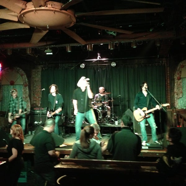 Foto tirada no(a) Phoenix Hill Tavern por Dana L. em 2/24/2013