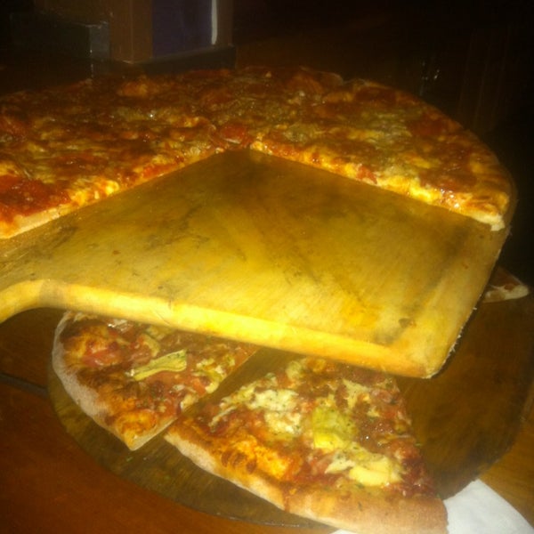 2/9/2013 tarihinde Anthony H.ziyaretçi tarafından Outback Pizza'de çekilen fotoğraf
