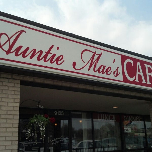 Foto scattata a Auntie Mae&#39;s Cafe da Russ D. il 4/9/2013