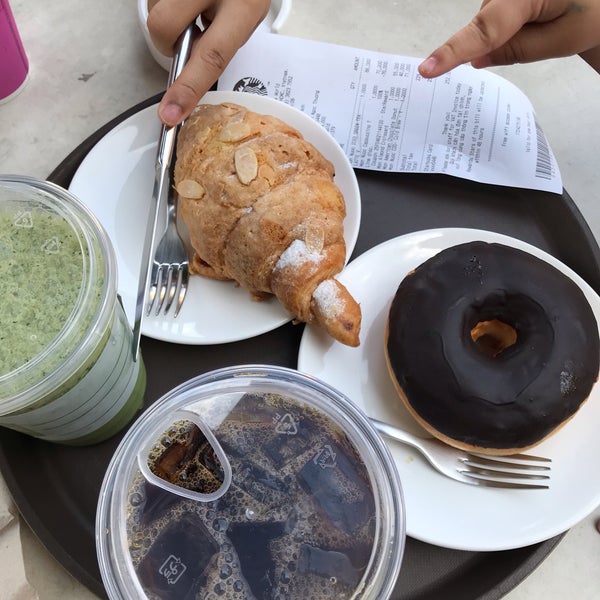 Foto diambil di Starbucks oleh Thuong N. pada 2/6/2019