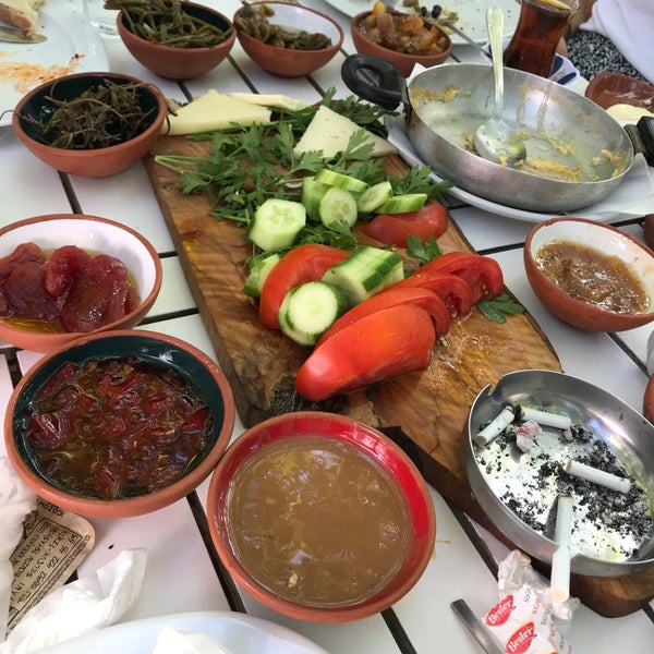 Снимок сделан в Ömür Restaurant пользователем B. Semih C. 7/19/2021
