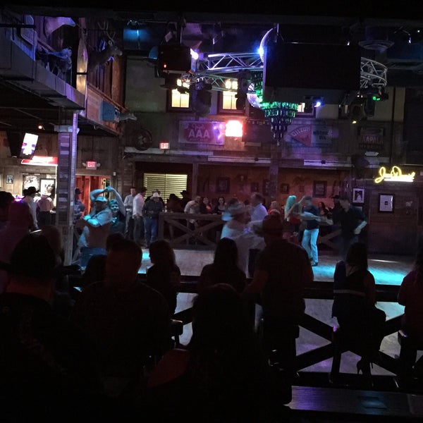 รูปภาพถ่ายที่ Whiskey River Dancehall &amp; Saloon โดย Ruben เมื่อ 2/13/2016