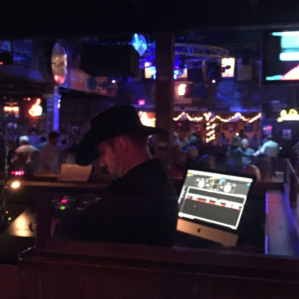 รูปภาพถ่ายที่ Whiskey River Dancehall &amp; Saloon โดย Ruben เมื่อ 12/5/2015