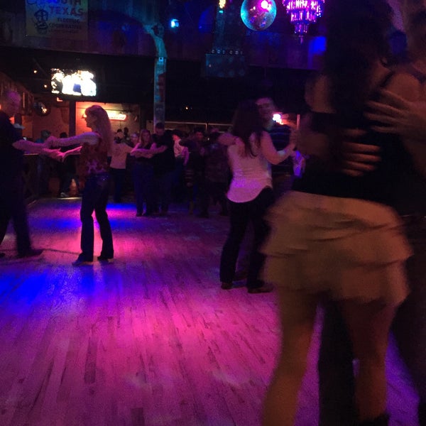 รูปภาพถ่ายที่ Whiskey River Dancehall &amp; Saloon โดย Ruben เมื่อ 11/28/2015