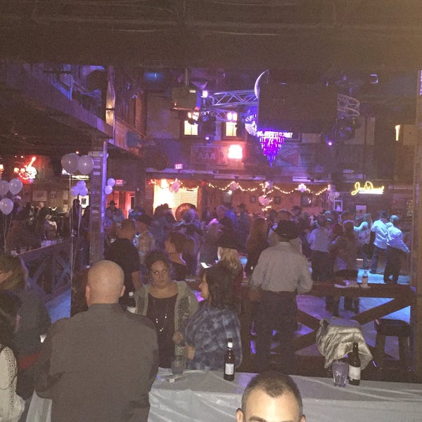 Foto scattata a Whiskey River Dancehall &amp; Saloon da Ruben il 12/6/2015