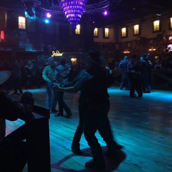 รูปภาพถ่ายที่ Whiskey River Dancehall &amp; Saloon โดย Ruben เมื่อ 1/31/2016