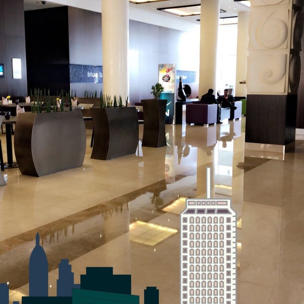 รูปภาพถ่ายที่ Novotel World Trade Centre Dubai โดย Turki . เมื่อ 5/3/2018