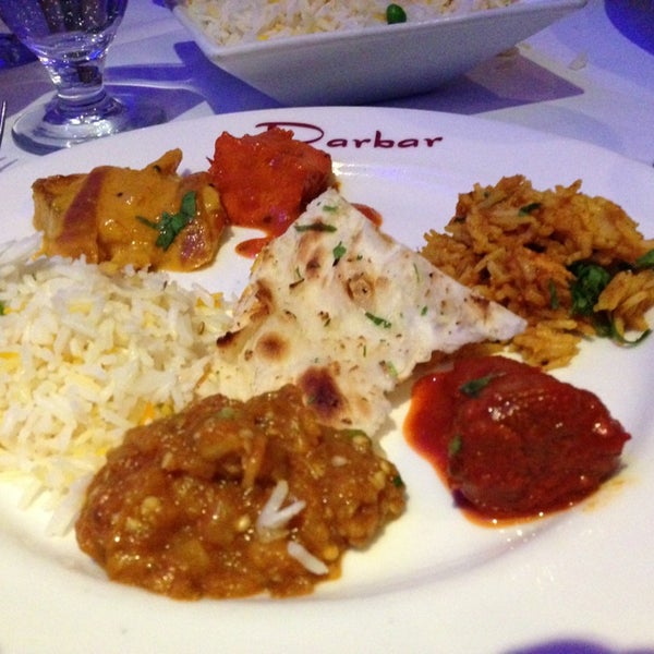 Foto tirada no(a) Darbar Fine Indian Cuisine por Jen T. em 2/23/2013