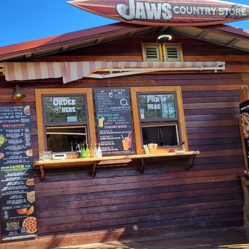 Foto diambil di Jaws Country Store oleh Joey G. pada 1/5/2023