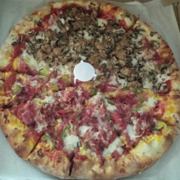 Foto tomada en Downey Pizza Company  por Stephanie G. el 5/14/2014