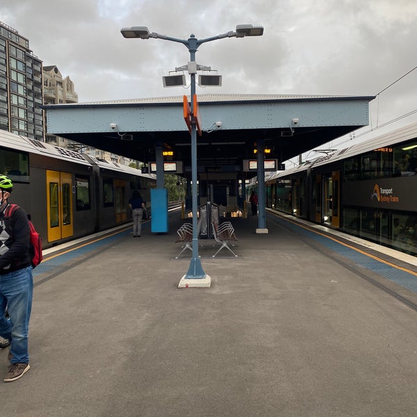 Photo taken at Milsons Point Station by Pauline W. on 11/19/2021