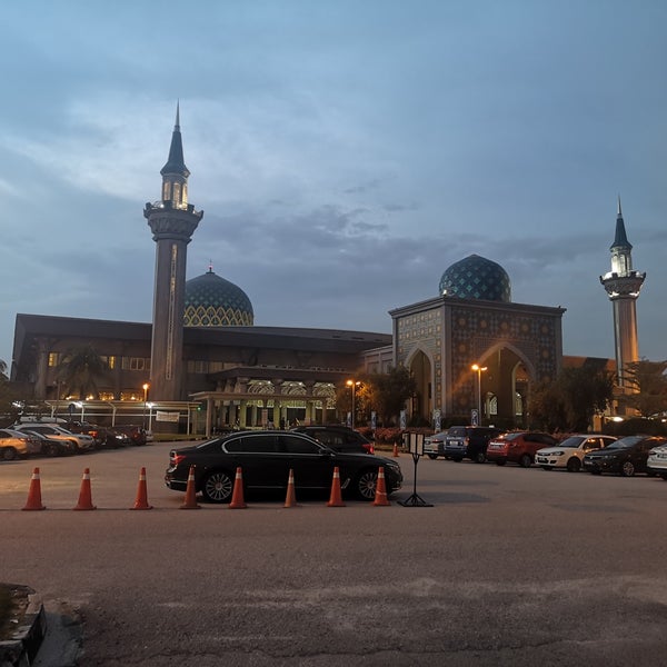 Photo taken at Masjid KLIA (Sultan Abdul Samad Mosque) by ymzbr on 10/8/2019