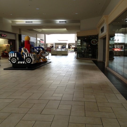 Снимок сделан в Valle Vista Mall пользователем Crystal G. 10/30/2012