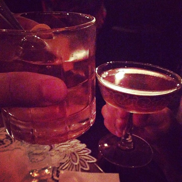 Foto scattata a Old Fashioned Cocktail &amp; Absinthe Bar da Funky R. il 7/25/2015