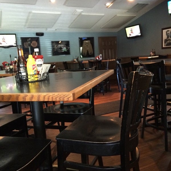 Foto scattata a Manny&#39;s Sports Tavern and Grill da Bill B. il 9/20/2014