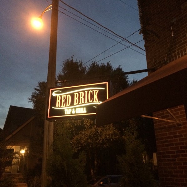 Foto diambil di Red Brick Tap and Grill oleh Bill B. pada 7/12/2014