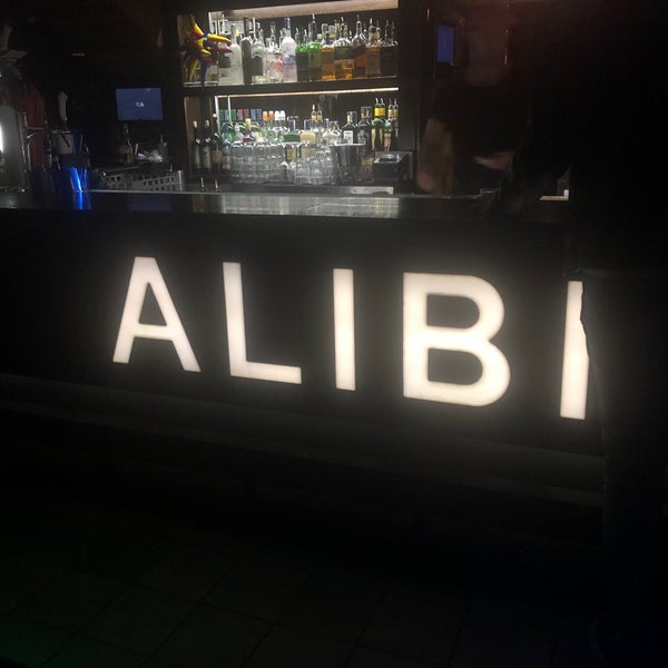 รูปภาพถ่ายที่ ALIBI. cocktail and music bar โดย Tomáš H. เมื่อ 8/23/2019