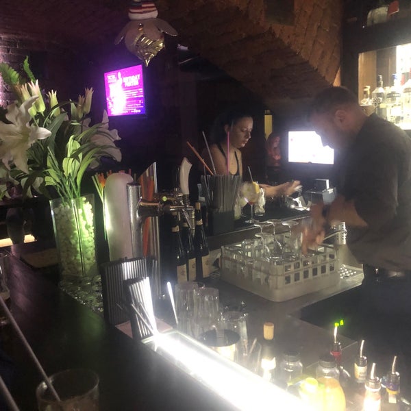 รูปภาพถ่ายที่ ALIBI. cocktail and music bar โดย Tomáš H. เมื่อ 1/19/2019
