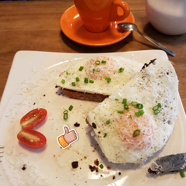 Photo taken at Overstand Coffee &amp; Breakfast by Çağatay C. on 2/7/2018