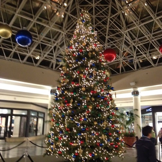 Photo taken at Lakeside Shopping Center by Hiroshi I. on 11/14/2012