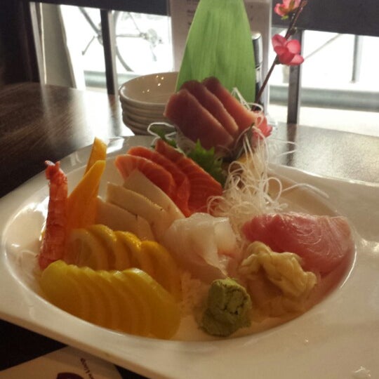 Foto tomada en Ozu Japanese Cuisine &amp; Lounge  por Stephanie B. el 9/2/2013