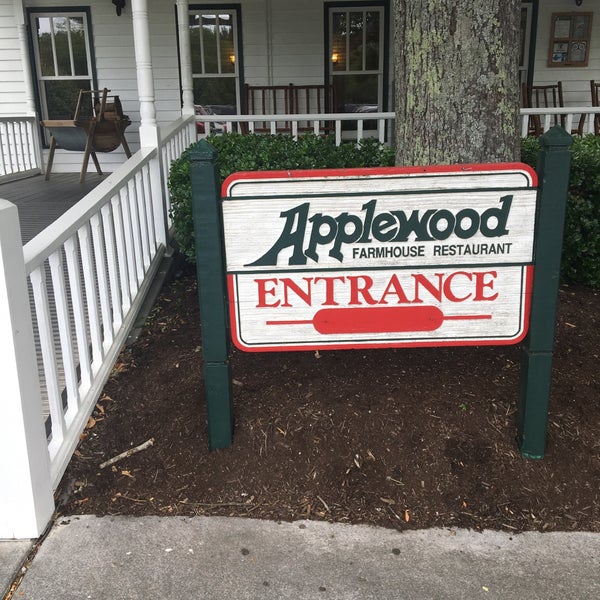 Das Foto wurde bei Applewood Farmhouse Restaurant &amp; Grill von Joy D. am 5/15/2018 aufgenommen
