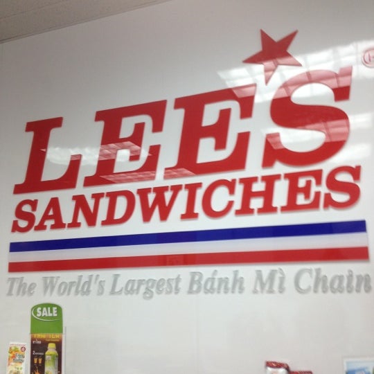 รูปภาพถ่ายที่ Lee&#39;s Sandwiches โดย Allen R. เมื่อ 10/3/2012