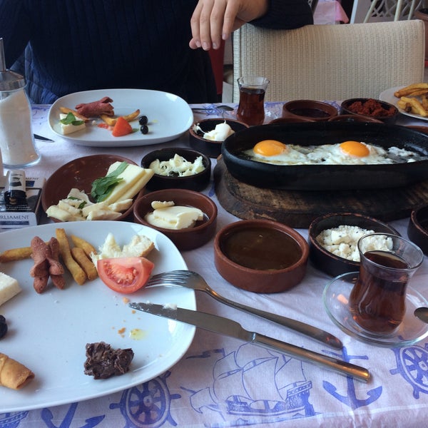 Foto tirada no(a) Şahin Tepesi Restaurant por Hande A. em 3/14/2017