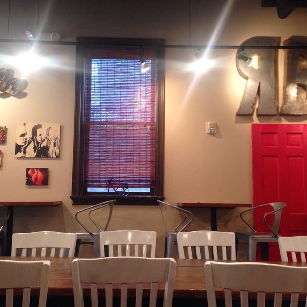 Foto tirada no(a) Red Bicycle Coffee &amp; Crepes por Lesley E. em 7/19/2015