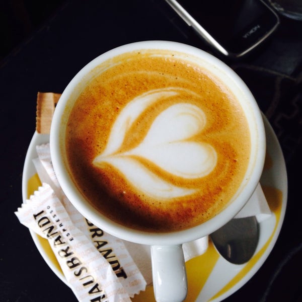 Photo taken at Bridge speciality coffee &amp; snack by Elenakisou on 11/14/2014