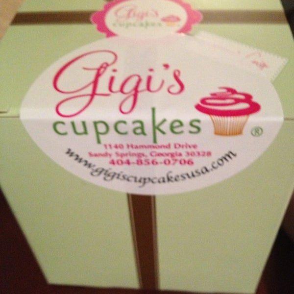 รูปภาพถ่ายที่ Gigi&#39;s Cupcakes โดย Kristen J. เมื่อ 12/29/2012