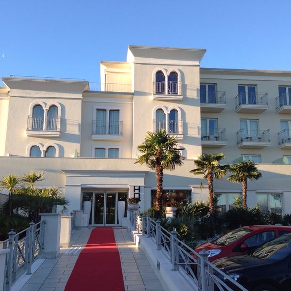 Il miglior hotel a #desenzano e' un tre stella ma vi assicuro che avrete l'impressione di soggiornare presso un 4 stelle lusso
