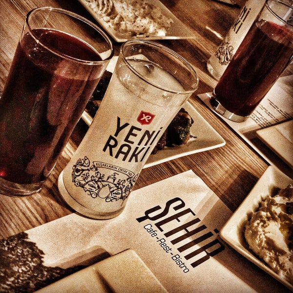 Foto diambil di Şehir Kulübü Cafe Rest Bistro oleh ZAFER pada 12/6/2018