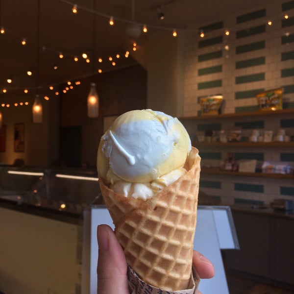 Photo taken at Jeni&#39;s Splendid Ice Creams by Rachel W. on 7/14/2018
