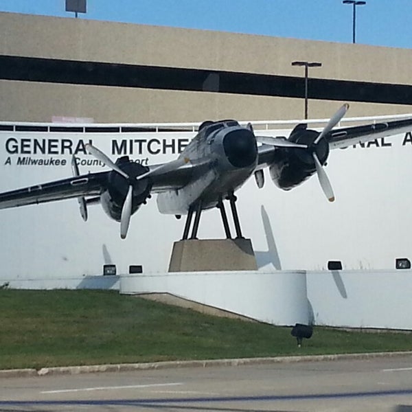 Foto tirada no(a) General Mitchell International Airport (MKE) por Andrew D. em 9/25/2013